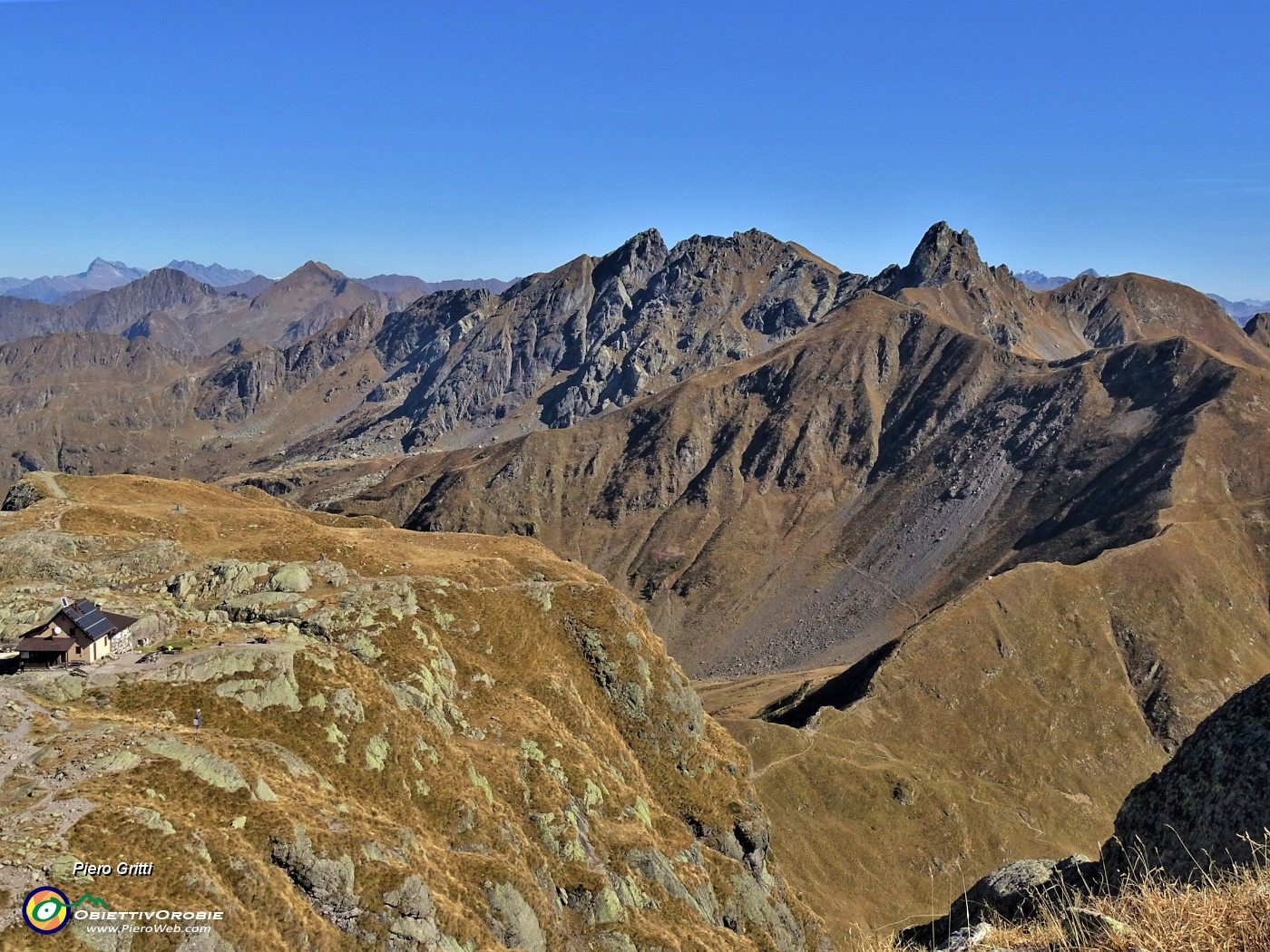 32 Salendo in Cima Piazzotti vista sul Rif. Benigni a sx e a dx verso il Monte Valletto.JPG